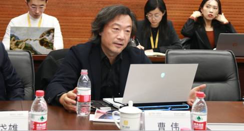 一群人坐在桌子前 描述已自动生成